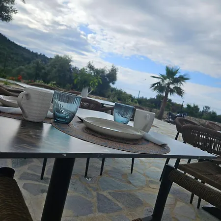 Bed & Breakfast Tonia Livadh 4*