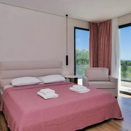 Frühstückspension Tonia Livadh 4*