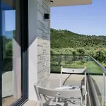 Bed & Breakfast Tonia Livadh 4*