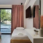 Bed & Breakfast Tonia Livadh 4*